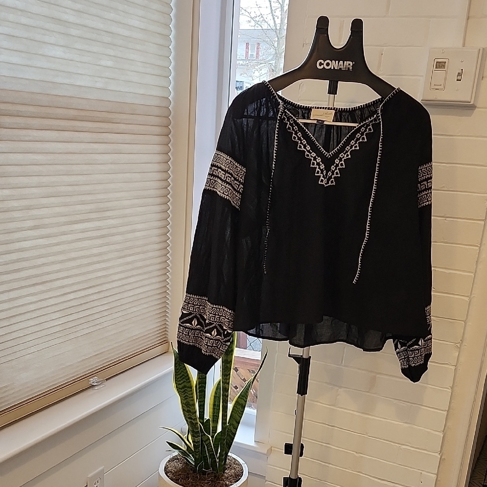 Universal Thread Black Boho Embroidered Peasant Top